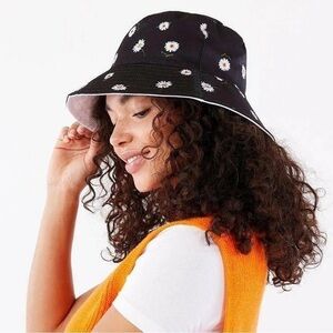 Alice + Olivia Black Daisy Bucket Hat
